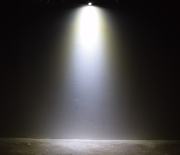BeeLIGHTのLED電球「BH-0511M-WH-TW-25」の実際の配光写真。