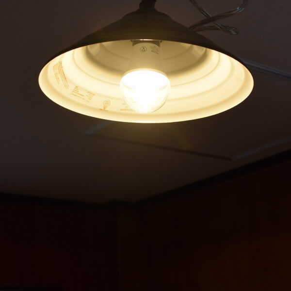 BeeLIGHTのLED電球「BD-0726-IP65-Clear-WW」の商品画像。実際の点灯イメージ。