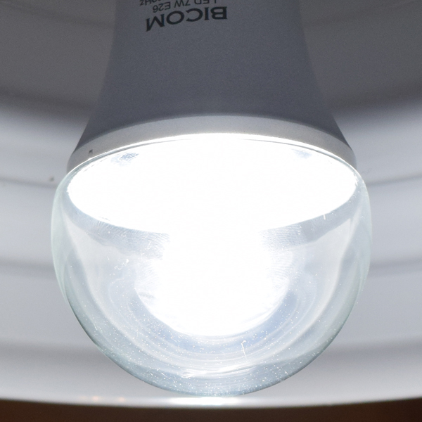 BeeLIGHTのLED電球「BD-0726-IP65-Clear-WW」の商品画像。実際の点灯イメージ。