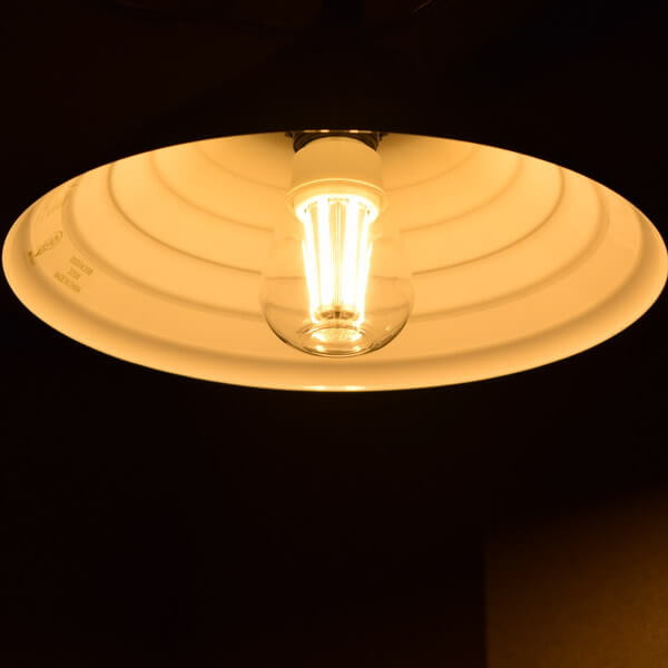 BeeLIGHTのLED電球「BD-1026C-Clear-2700」の商品画像。実際の点灯イメージ。