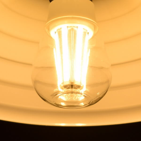 BeeLIGHTのLED電球「BD-1026C-Clear-2700」の商品画像。実際の点灯イメージ。