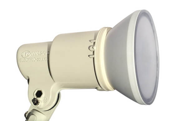 BeeLIGHTのLED電球「BH-2026B-WH-WW」の防水器具の使用例。