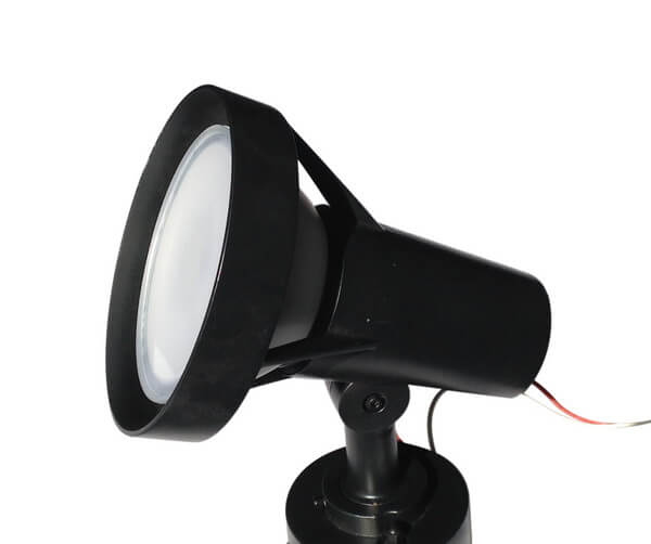 BeeLIGHTのLED電球「BH-2026B-WH-WW」の防水器具の使用例。