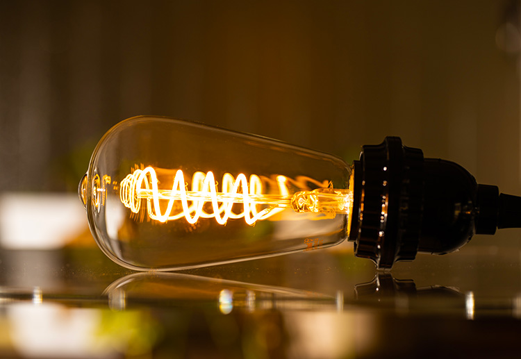 LED電球「BD-0426ST64-SPIRAL」の実際の点灯イメージ。